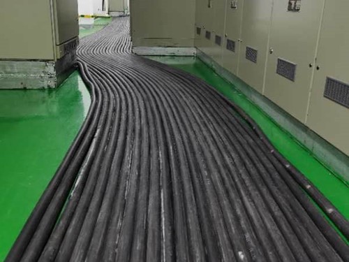 迎江如何根据理论计算公式计算温度对特定电压测量结果的影响？